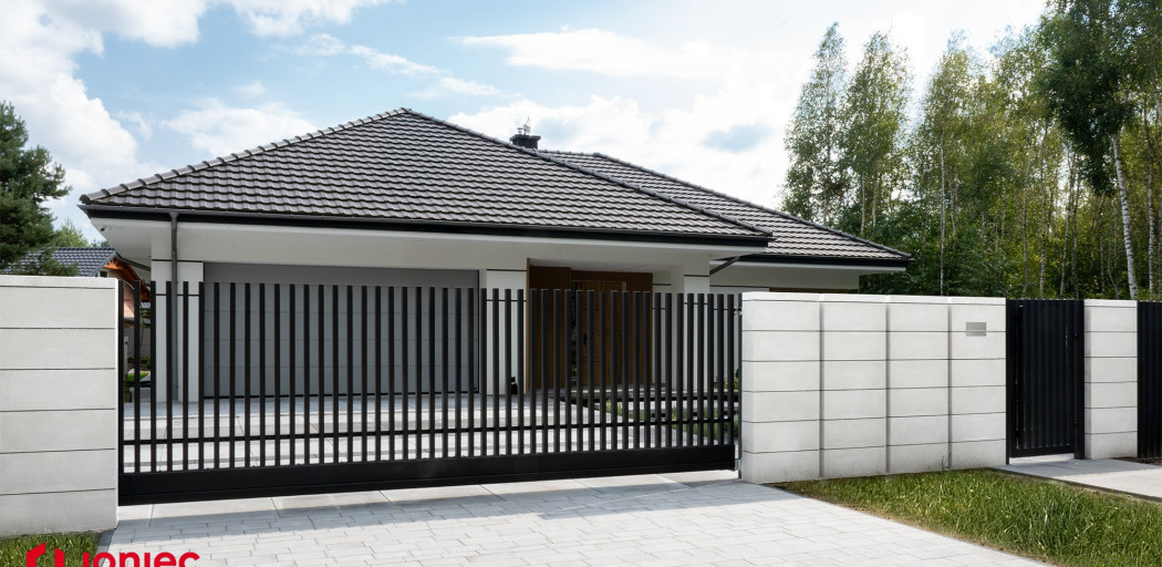 Ogrodzenia i mała architektura. Sztuka aranżacji zewnętrznej przestrzeni - inspiracje i pomysły