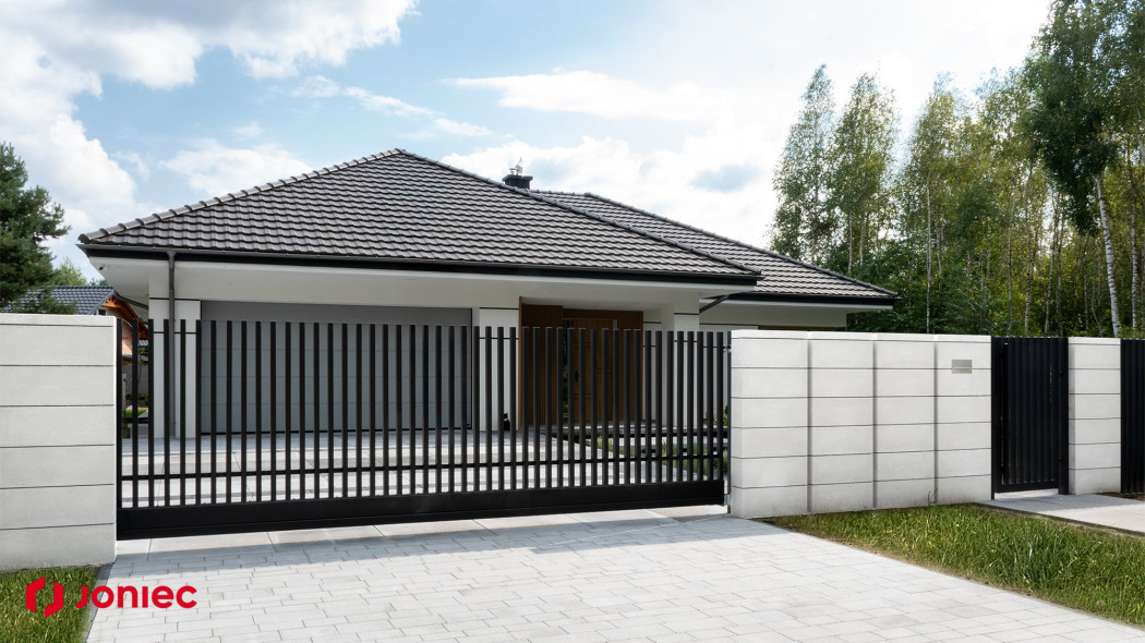 Ogrodzenia i mała architektura. Sztuka aranżacji zewnętrznej przestrzeni - inspiracje i pomysły