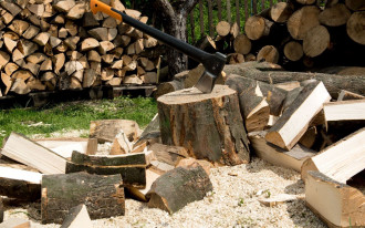 Jakie drewno do kominka pali się najlepiej? Wilgotność jest ważniejsza niż gatunek