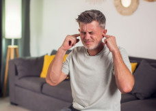 Chcesz mieć ciszej w domu? Sprawdź, jakie drzwi naprawdę tłumią hałas