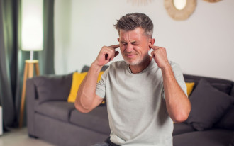 Chcesz mieć ciszej w domu? Sprawdź, jakie drzwi naprawdę tłumią hałas