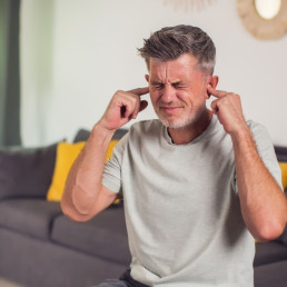 Chcesz mieć ciszej w domu? Sprawdź, jakie drzwi naprawdę tłumią hałas