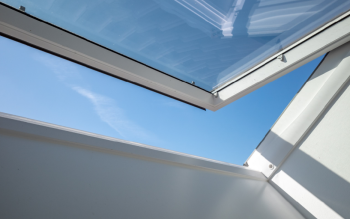 Automatyka okienna: Jak wybrać siłowniki do zdalnego sterowania oknami w domu?