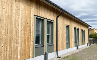 Jakie drewno na elewację? Wybierz gatunek, który przetrwa lata