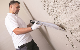 Wyrównanie, gładzenie, gruntowanie ścian - ile kosztuje remont ścian?
