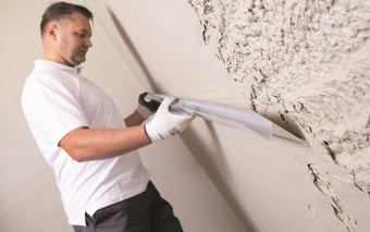 Wyrównanie, gładzenie, gruntowanie ścian - ile kosztuje remont ścian?