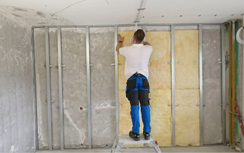 Jak skutecznie wyciszyć ścianę od sąsiada w systemie suchej zabudowy? 