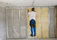 Jak skutecznie wyciszyć ścianę od sąsiada w systemie suchej zabudowy? 