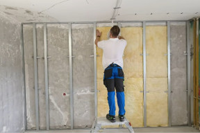 Jak skutecznie wyciszyć ścianę od sąsiada w systemie suchej zabudowy? 