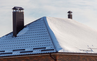 Co zrobić z wodą z roztopionego śniegu? 4 sposoby na jej wykorzystanie