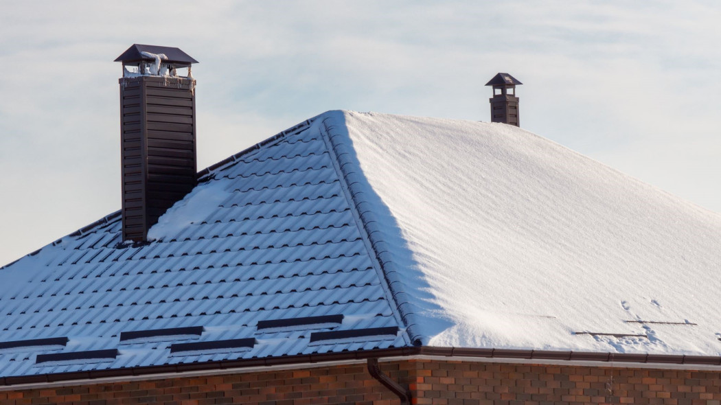 Co zrobić z wodą z roztopionego śniegu? 4 sposoby na jej wykorzystanie