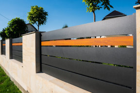 Czy projekt przyłączy uwzględnia ogrodzenie i bramę wjazdową? To może uratować Twój podjazd!