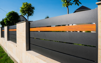 Czy projekt przyłączy uwzględnia ogrodzenie i bramę wjazdową? To może uratować Twój podjazd!