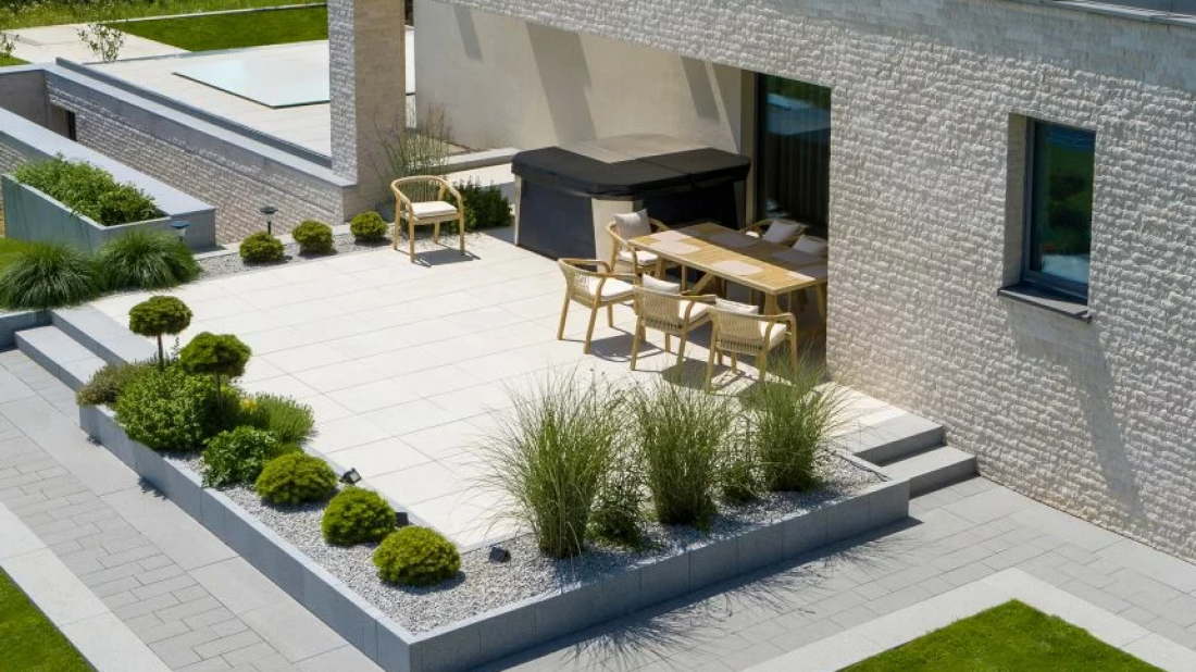 Taras, który przetrwa lata: Jak wybrać płyty idealne dla Twojego domu?