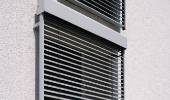 Dach na dziesięciolecia. Jak zaplanować budżet, żeby nie przepłacić i nie wracać do remontu po kilku latach?