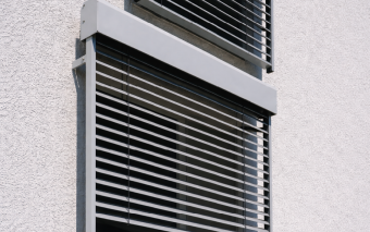 Rolety antywłamaniowe: Praktyczny poradnik montażu, który realnie podnosi ochronę domu