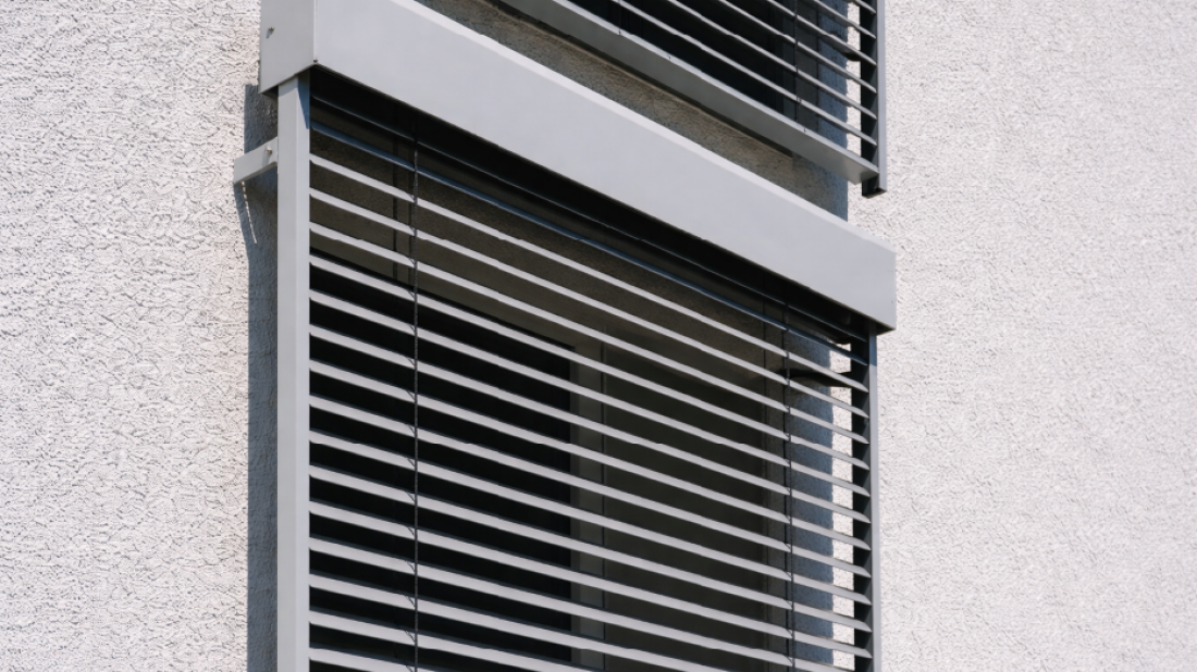 Rolety antywłamaniowe: Praktyczny poradnik montażu, który realnie podnosi ochronę domu