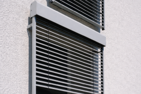 Rolety antywłamaniowe: Praktyczny poradnik montażu, który realnie podnosi ochronę domu