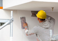 Ile kosztuje tynkowanie ścian - cena za tynkowanie ręczne i maszynowe w 2026 roku