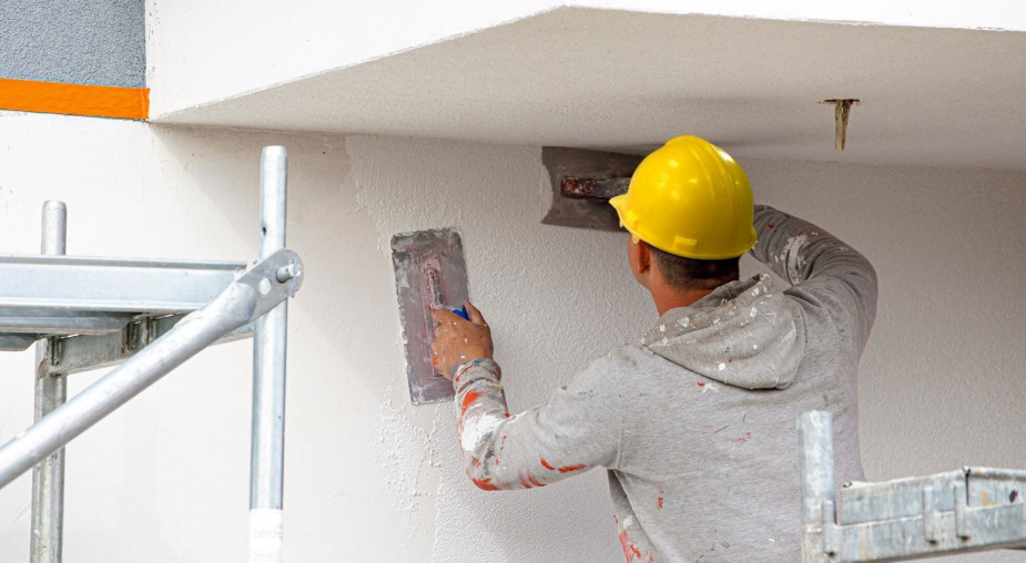 Ile kosztuje tynkowanie ścian - cena za tynkowanie ręczne i maszynowe w 2026 roku