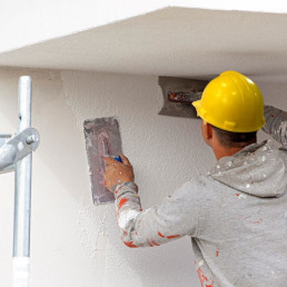 Ile kosztuje tynkowanie ścian - cena za tynkowanie ręczne i maszynowe w 2026 roku