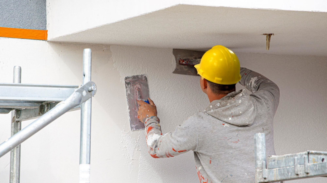 Ile kosztuje tynkowanie ścian - cena za tynkowanie ręczne i maszynowe w 2026 roku