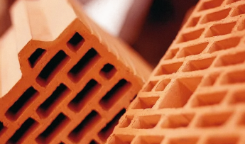 Hydroizolacja łazienki krok po kroku. Jak zrobić izolację wodochronną pod płytki i uniknąć przecieków?