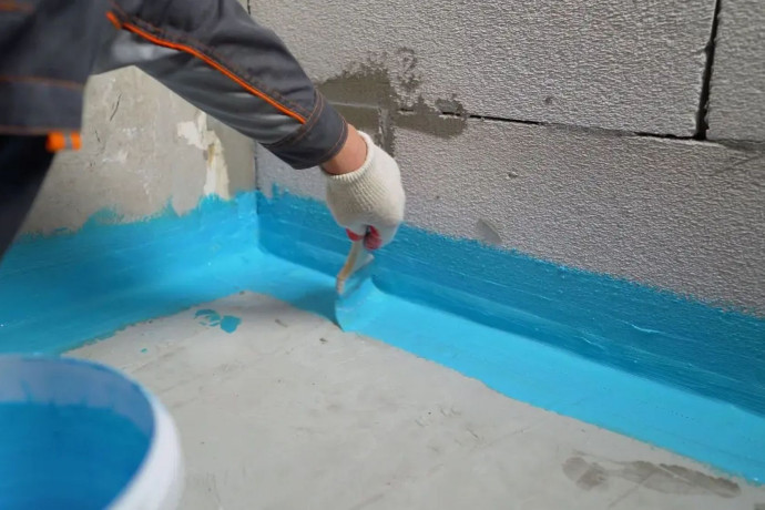 Hydroizolacja łazienki krok po kroku. Jak zrobić izolację wodochronną pod płytki i uniknąć przecieków?