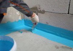 Hydroizolacja łazienki krok po kroku. Jak zrobić izolację wodochronną pod płytki i uniknąć przecieków?