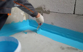 Hydroizolacja łazienki krok po kroku. Jak zrobić izolację wodochronną pod płytki i uniknąć przecieków?