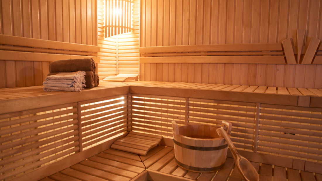 Domowe sanktuarium relaksu: Jak wybrać i zbudować idealną saunę?