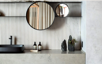 Neolith w łazience: Zaskakująco spójny efekt bez chaosu