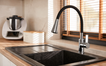 Nowoczesne baterie kuchenne: 4 triki, które odmienią Twoje zmywanie