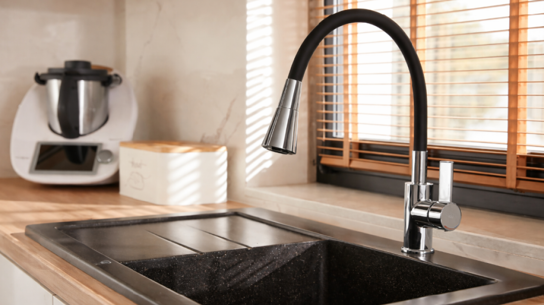 Nowoczesne baterie kuchenne: 4 triki, które odmienią Twoje zmywanie