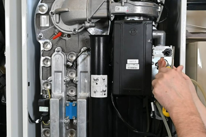 Nowa armatura Resideo w kotłach AMC 160 kW – pomiar ciśnienia gazu, przezbrojenie na propan i regulacja tlenu