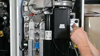 Nowa armatura Resideo w kotłach AMC 160 kW – pomiar ciśnienia gazu, przezbrojenie na propan i regulacja tlenu