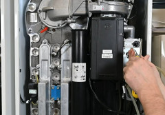 Nowa armatura Resideo w kotłach AMC 160 kW – pomiar ciśnienia gazu, przezbrojenie na propan i regulacja tlenu