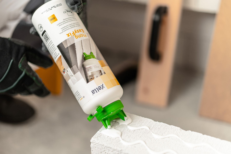 Rozprowadzanie kleju Ytong EasyFix na elemencie ściennym z betonu komórkowego