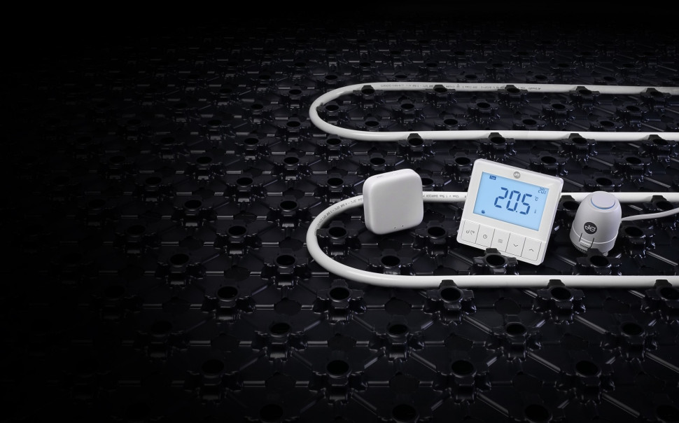 Dla najwyższej elastyczności, JG oferuje zarówno przewodowe, jak i bezprzewodowe termostaty do sterowania ogrzewaniem podłogowym 