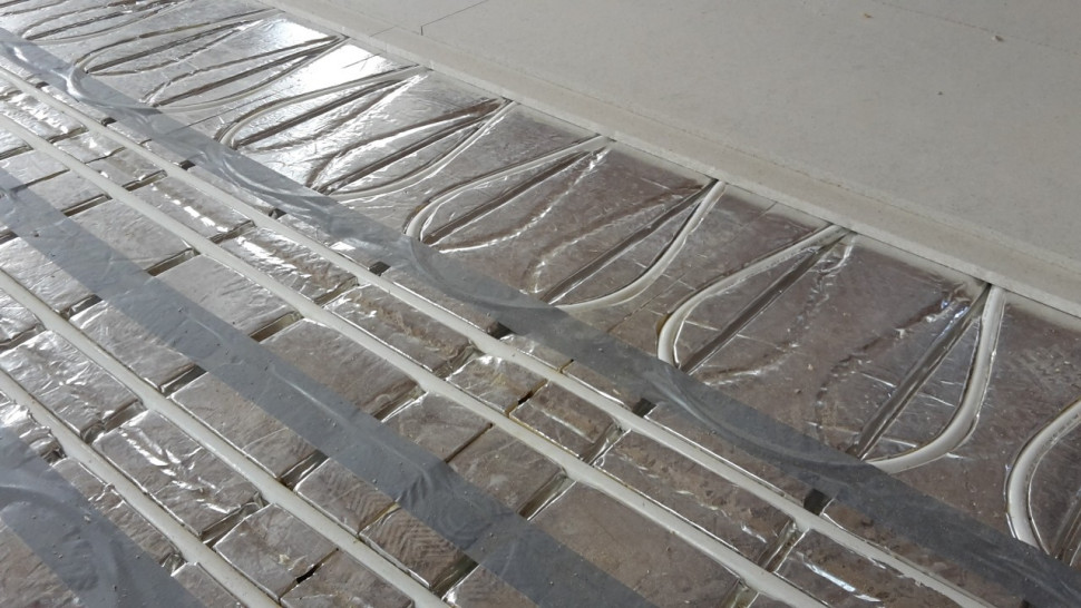 System JG LowFit ułatwia instalację, dostarczając swoim klientom niezawodne i wydajne systemy niskoprofilowe, które pozwalają na modernizację ogrzewania podłogowego w nieruchomościach poprzez nałożenie na już istniejące podłogi betonowe lub drewniane.