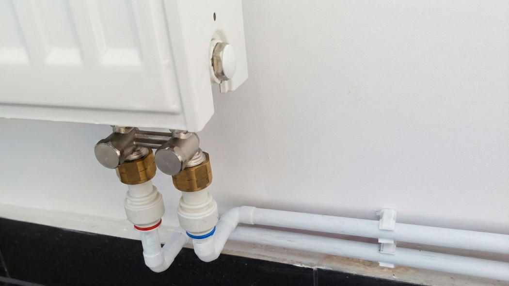 Ogrzewanie podłogowe i kontrola temperatury wody jako kluczowe elementy współczesnych instalacji sanitarnych