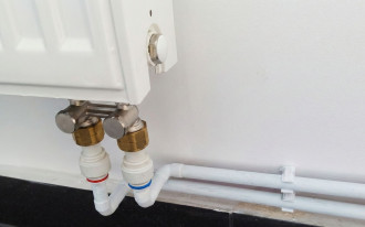 Ogrzewanie podłogowe i kontrola temperatury wody jako kluczowe elementy współczesnych instalacji sanitarnych