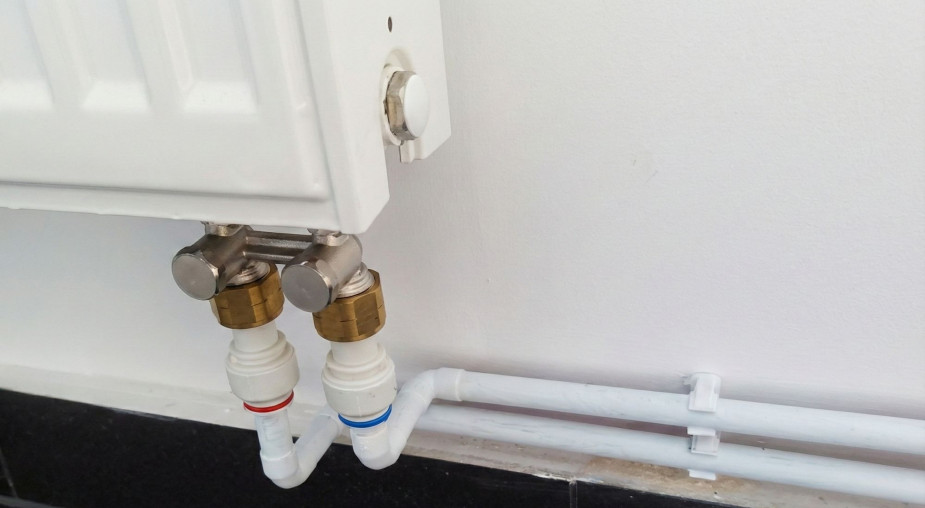 Ogrzewanie podłogowe i kontrola temperatury wody jako kluczowe elementy współczesnych instalacji sanitarnych