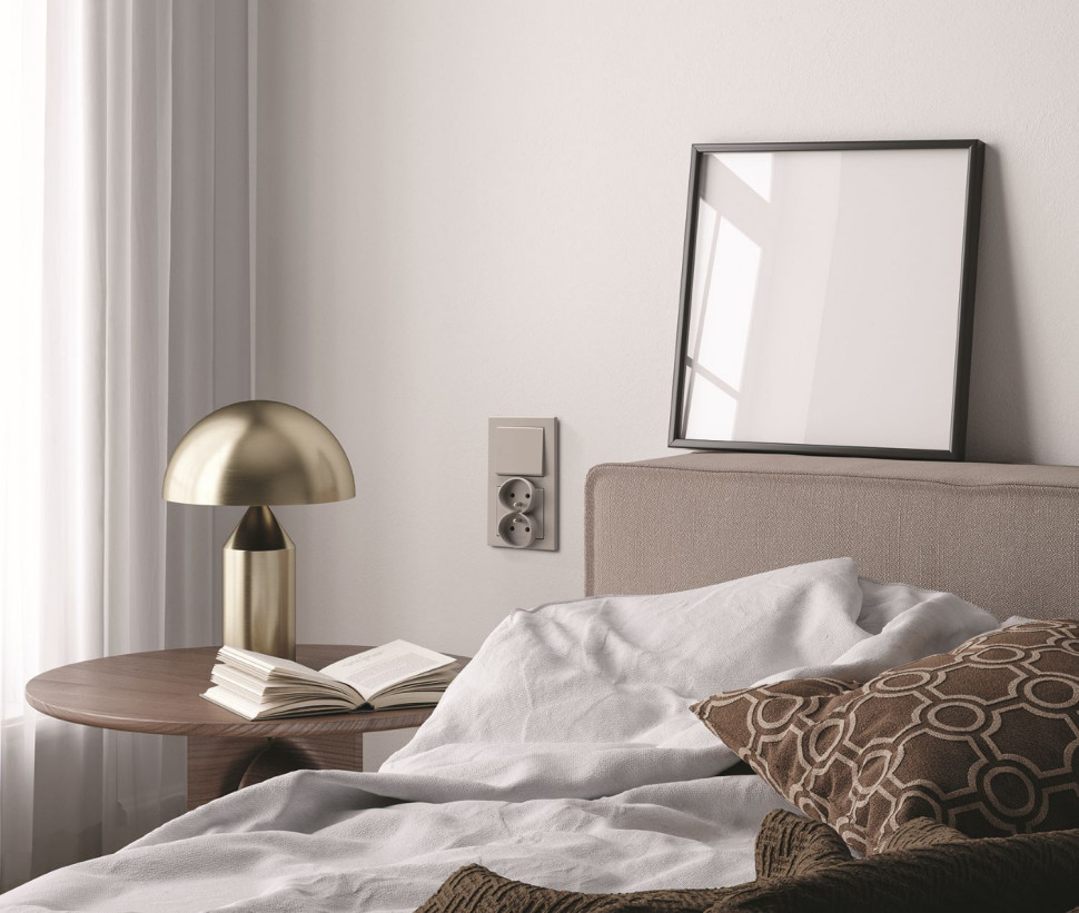 gniazdka i łączniki do światła w sypialni