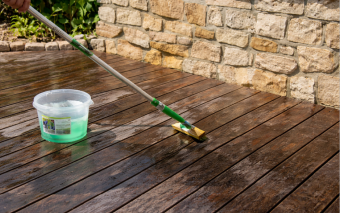 Jak postępować ze zszarzałym drewnem na tarasie?
