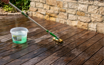 Jak postępować ze zszarzałym drewnem na tarasie?