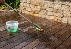 Jak postępować ze zszarzałym drewnem na tarasie?