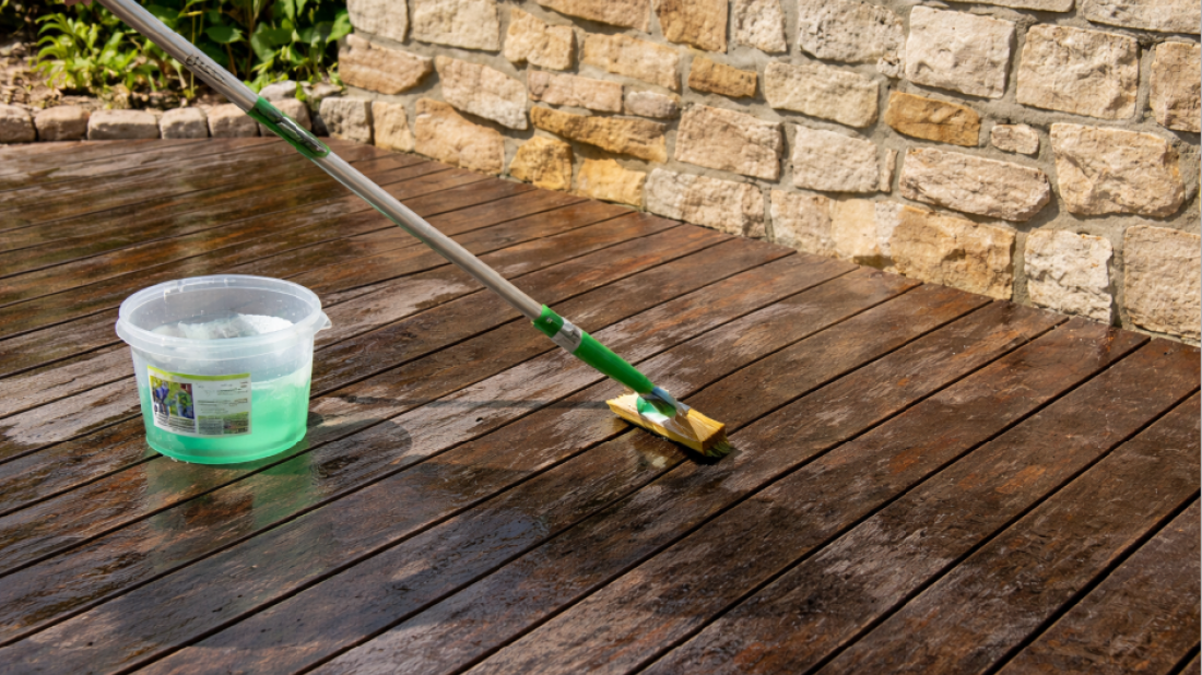 Jak postępować ze zszarzałym drewnem na tarasie?