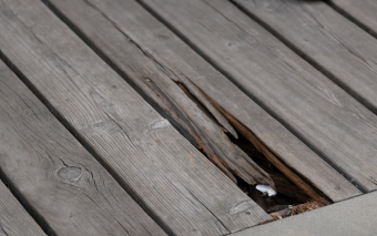 Czy można zapobiec pękaniu czoła desek tarasowych?