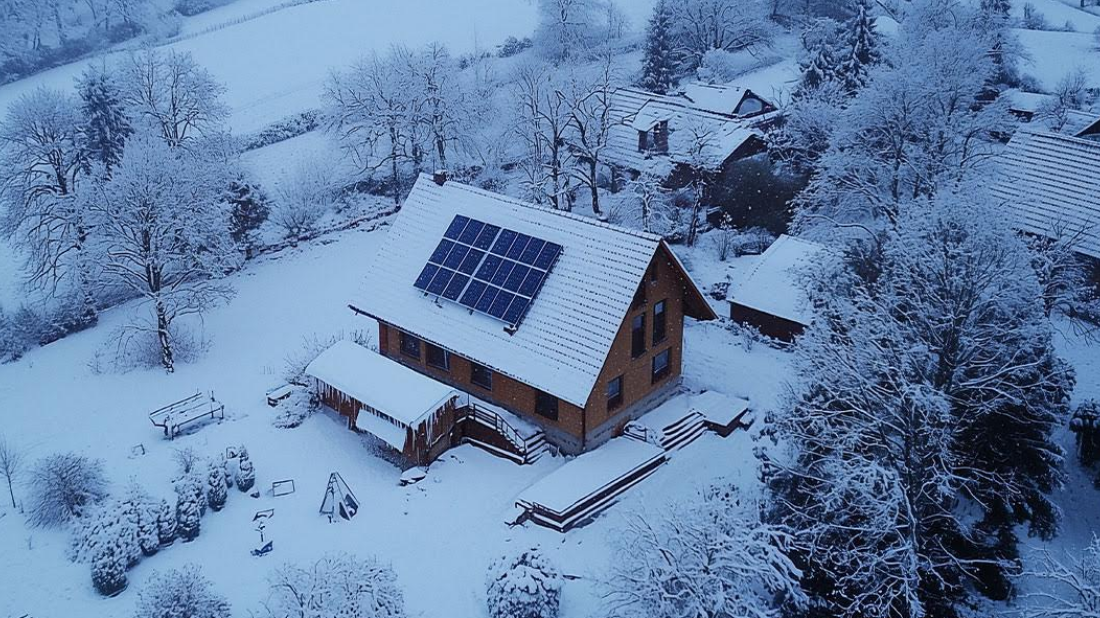 Jak działa fotowoltaika zimą? Fakty i porady